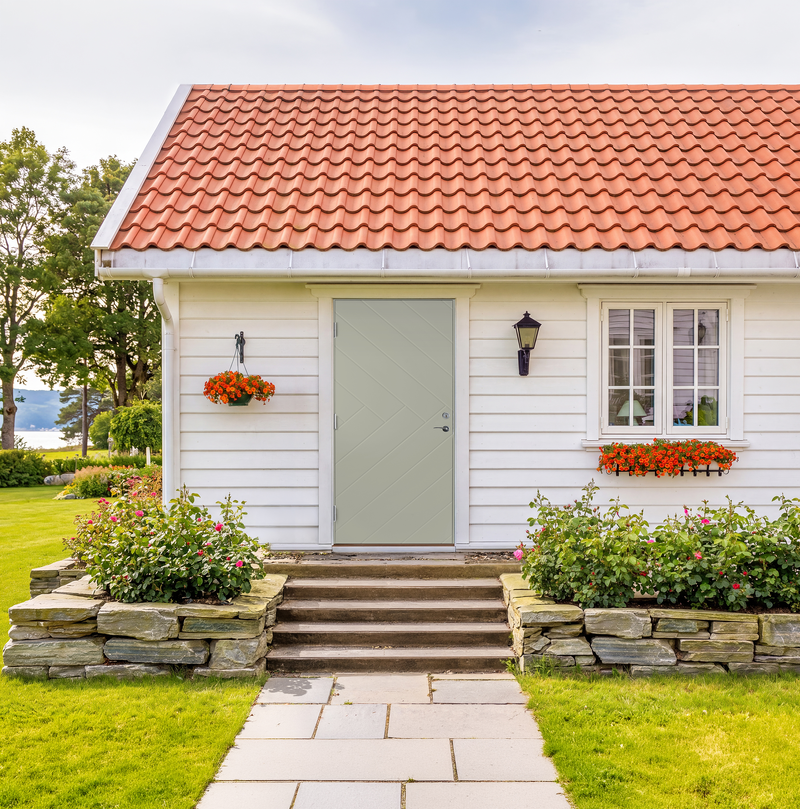 Lindhjem er en stilren ytterdør med dype fresinger inspirert av det klassiske fiskebensmønsteret, som gir et tidløst og solid uttrykk. Passer godt til både moderne arkitektur og tradisjonelle boliger.
